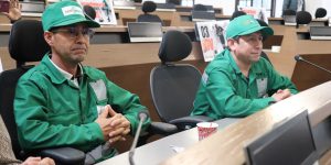 Área Limpia en el Concejo de Bogotá durante la aprobación del Día del Operario de Aseo con operarios del servicio público