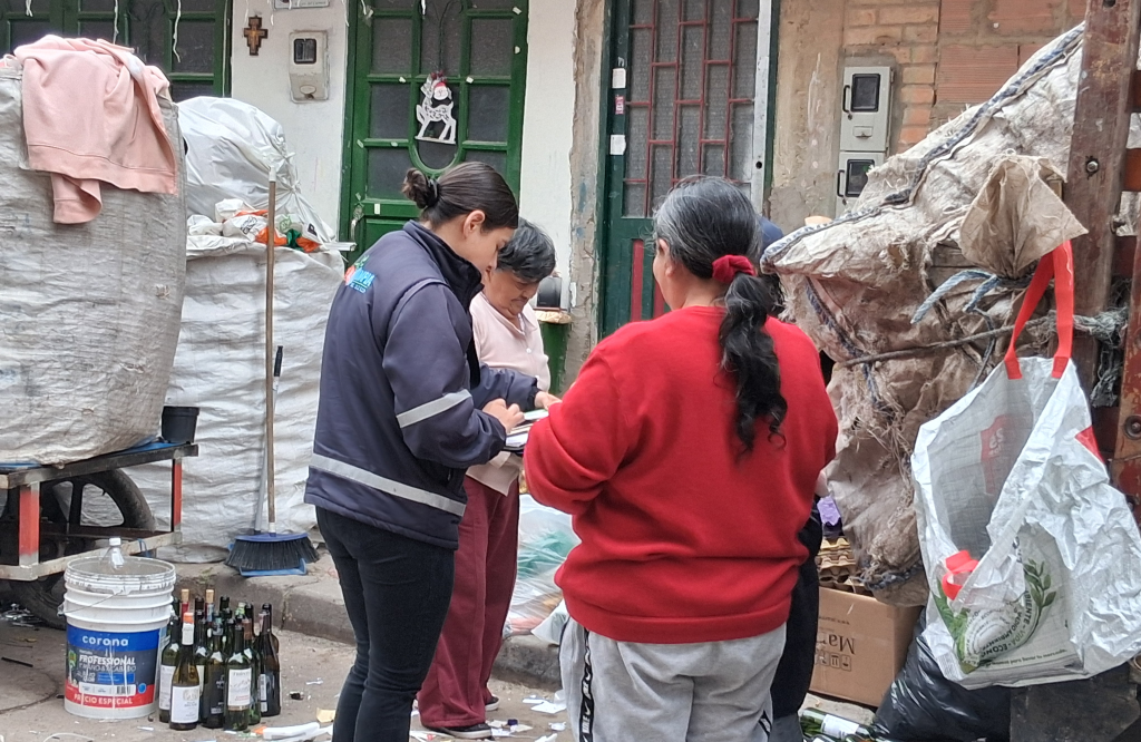 Recicladores de oficio en Colombia clasificando residuos reciclables limpios y secos.ores de material en Suba