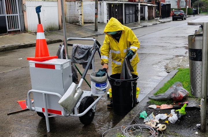 Temporada de lluvias en Suba_ cómo prevenir inundaciones con una correcta disposición de residuos_ Temporada de lluvias en Suba: manejo adecuado de residuos para evitar obstrucción de alcantarillas y sumideros y prevenir inundaciones en Bogotá