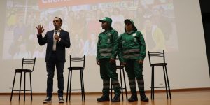 Operarios de barrido de Área Limpia reciben reconocimiento por su labor en la limpieza y gestión de residuos en la localidad de Suba, Bogotá