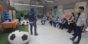 Capacitación ambiental sobre separación de residuos realizada por Área Limpia en Homecenter Suba durante la Semana de la Salud en Bogotá.