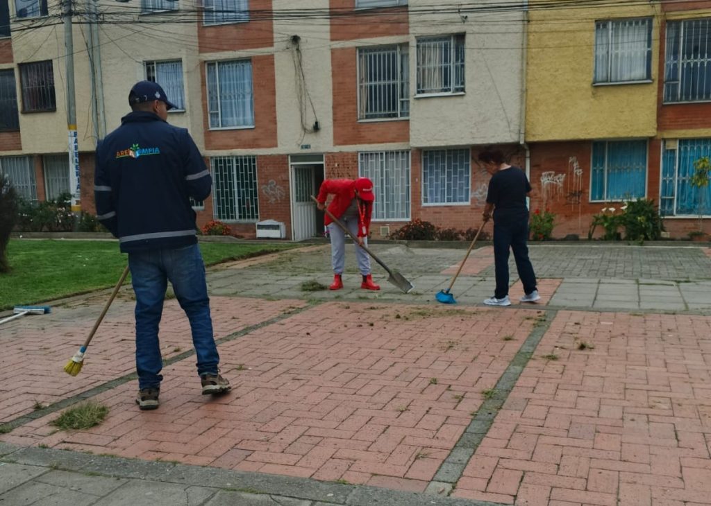 Jornada de ornato y embellecimiento en el barrio Berlín de Suba con limpieza, recolección de residuos y retiro de llantas abandonadas.