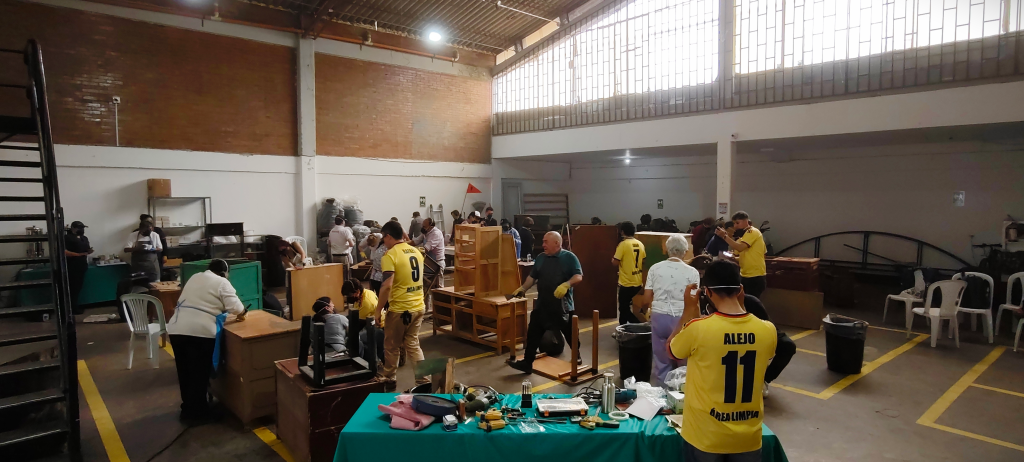Participantes del programa Huellas que Restauran restauran muebles en desuso y promueven la economía circular en Bogotá
