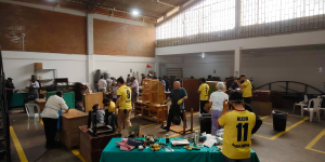 Participantes del programa Huellas que Restauran restauran muebles en desuso y promueven la economía circular en Bogotá
